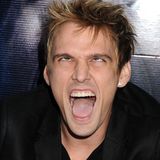 Aaron Carter zieht bei einer Filmpremiere Grimassen
