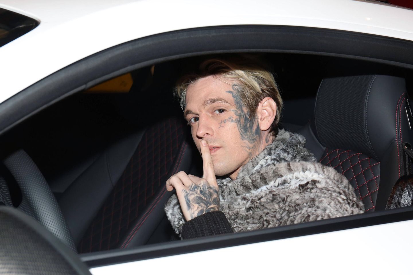 Aaron Carter in einem Auto