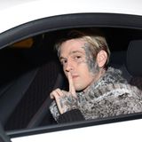 Aaron Carter in einem Auto