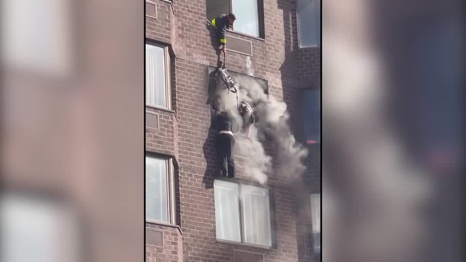 New York: Waghalsige Aktion: Feuerwehrmann rettet mit Stunt am Fenster des 21. Stockwerks Bewohnern das Leben New York: Waghalsige Aktion: Feuerwehrmann rettet mit Stunt am Fenster des 21. Stockwerks Bewohnern das Leben