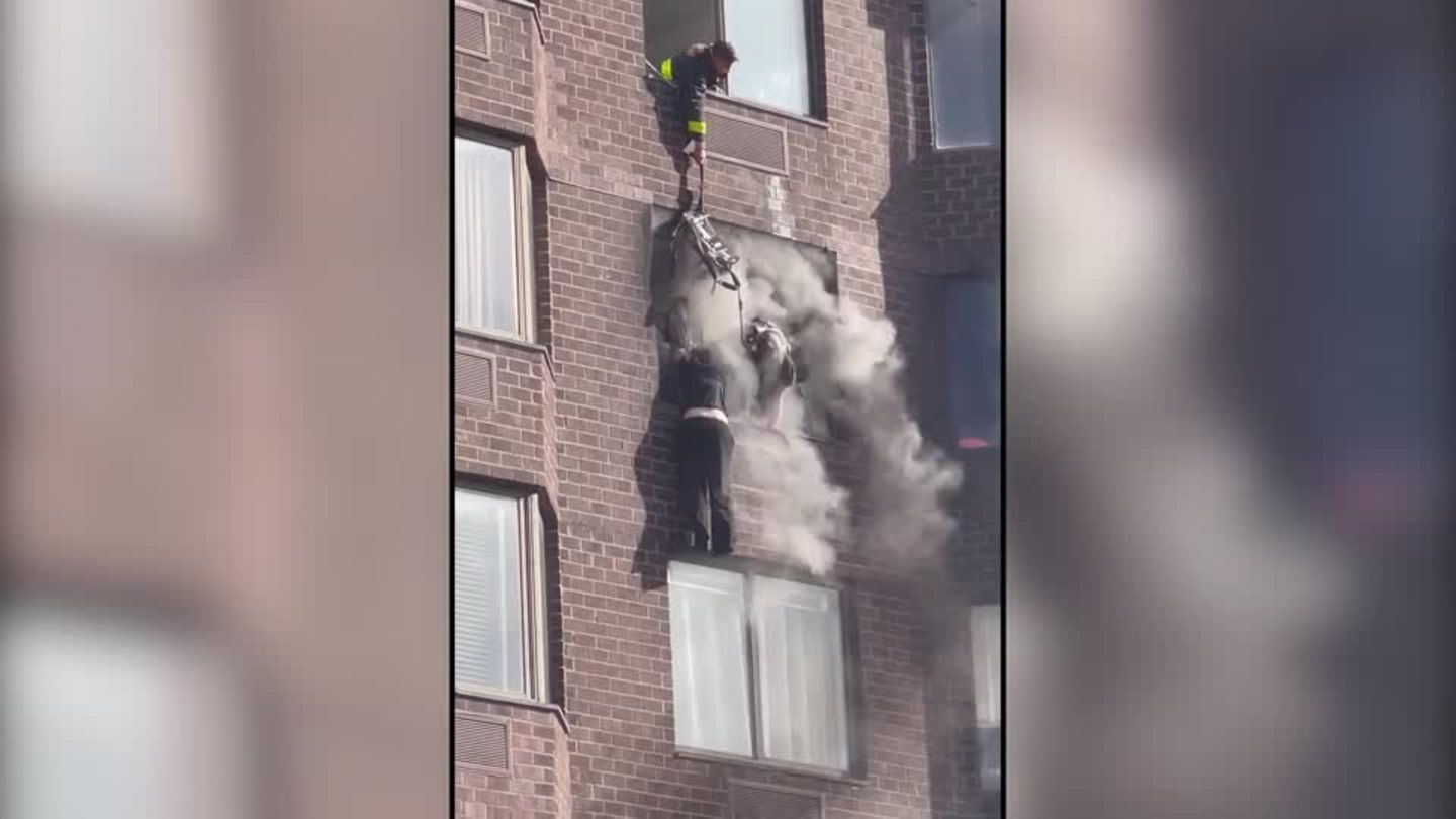 New York: Waghalsige Aktion: Feuerwehrmann rettet mit Stunt am Fenster des 21. Stockwerks Bewohnern das Leben