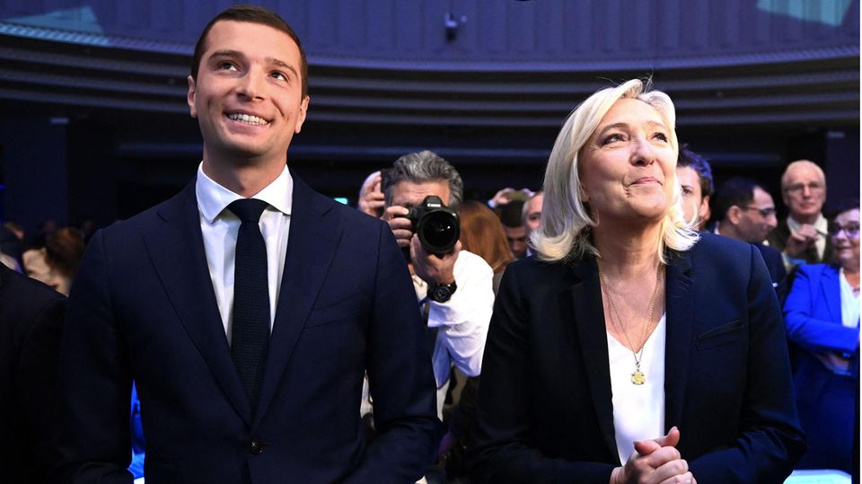 Jordan Bardella (l) und Marine Le Pen