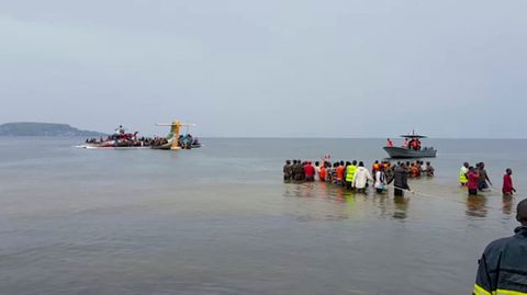 Rettungskräfte in Booten arbeiten nach dem Absturz eines Flugzeugs am Unglücksort