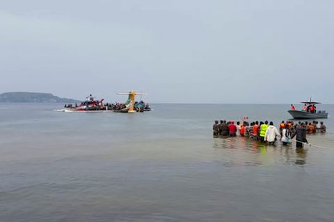 Rettungskräfte in Booten arbeiten nach dem Absturz eines Flugzeugs am Unglücksort