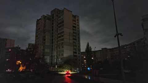 Ein Wohnhaus im Kiew liegt im Dunkeln
