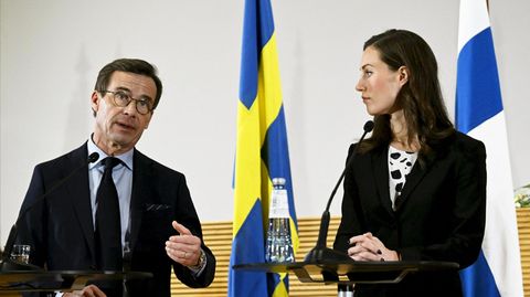 Schwedens Ministerpräsident Ulf Kristersson (l) und Finnlands Ministerpräsidentin Sanna Marin
