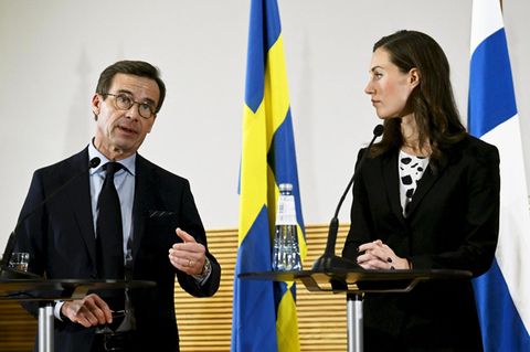 Schwedens Ministerpräsident Ulf Kristersson (l) und Finnlands Ministerpräsidentin Sanna Marin