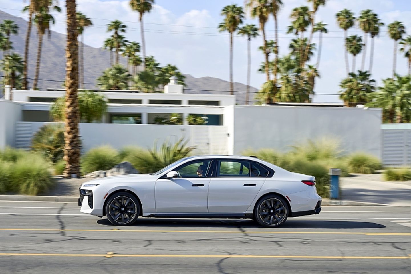 BMW 760i xDrive 2023