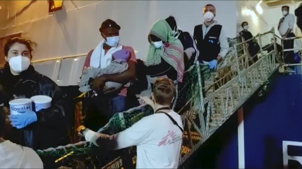 Video: Italien lässt kranke und minderjährige Migranten an Land Video: Italien lässt kranke und minderjährige Migranten an Land