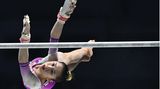 Liverpool, Großbritannien. Chinas Turnerin Wei Xiaoyuan wechselt atemberaubend die Stangen beim Stufenbarren-Finale der World Gymnastics Championships.