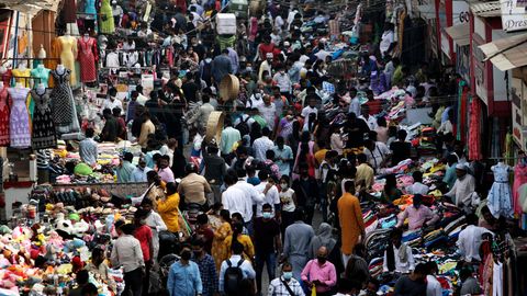 Indien: Menschen auf einem Markt in Mumbai