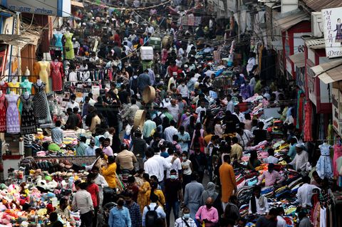 Indien: Menschen auf einem Markt in Mumbai
