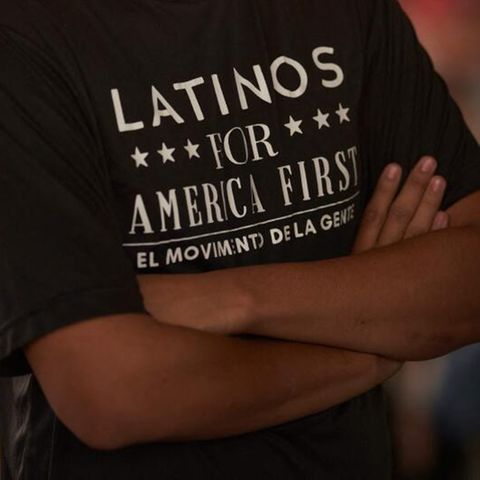 Vor den Midterms: Ein Trump-Supporter in Texas trägt ein T-Shirt mit der Aufschrift "Latinos for America First"