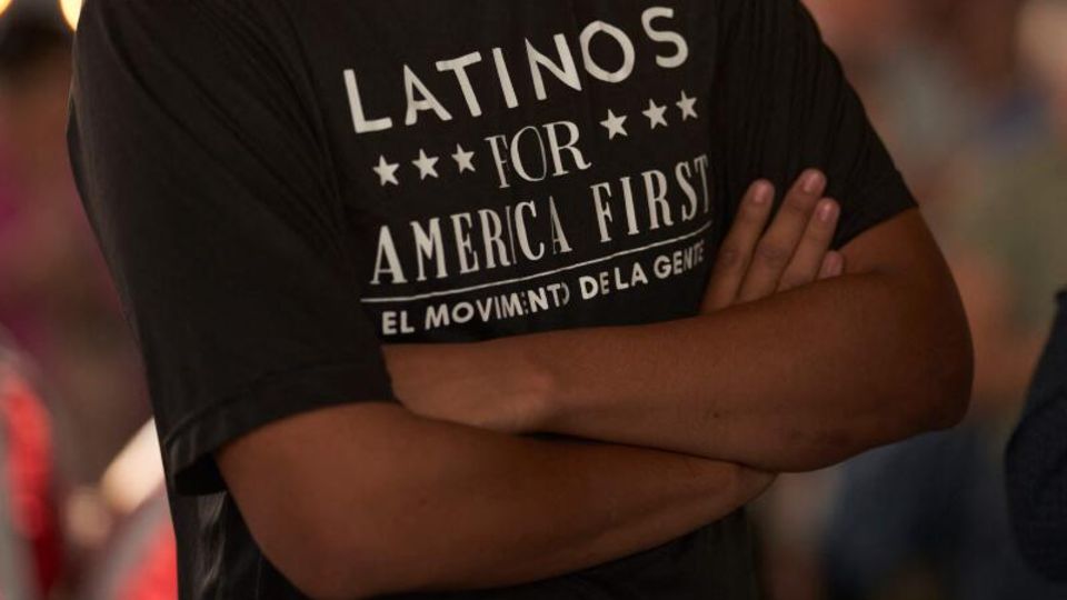 Vor den Midterms: Ein Trump-Supporter in Texas trägt ein T-Shirt mit der Aufschrift "Latinos for America First"