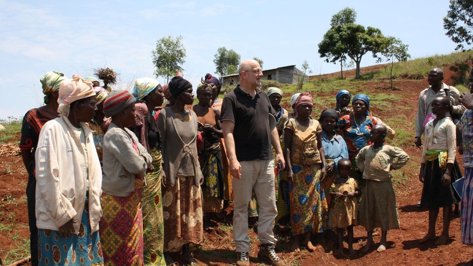 Gerd Hankel bei einem Elterntreffen einer Grundschule im Nordosten des Kongos. Der Völkerrechtler befürwortet Schulprojekte, hält jedoch die bisherige Entwicklungshilfe in weiten Teilen für wenig effektiv.