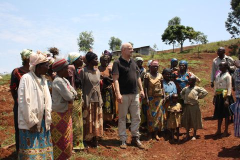 Gerd Hankel bei einem Elterntreffen einer Grundschule im Nordosten des Kongos. Der Völkerrechtler befürwortet Schulprojekte, hält jedoch die bisherige Entwicklungshilfe in weiten Teilen für wenig effektiv.