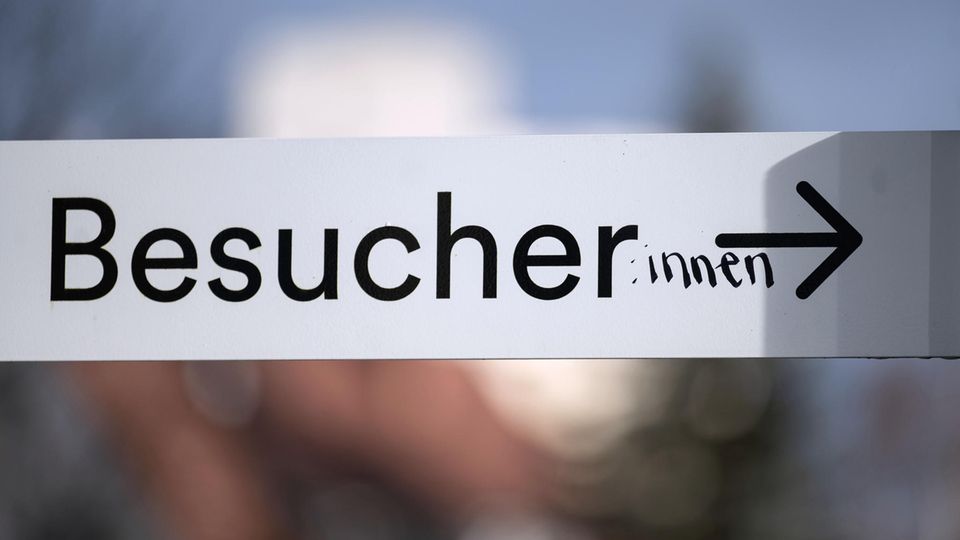 Schild auf dem "Besucher" steht wurde um den Zusatz ":innen" erweitert