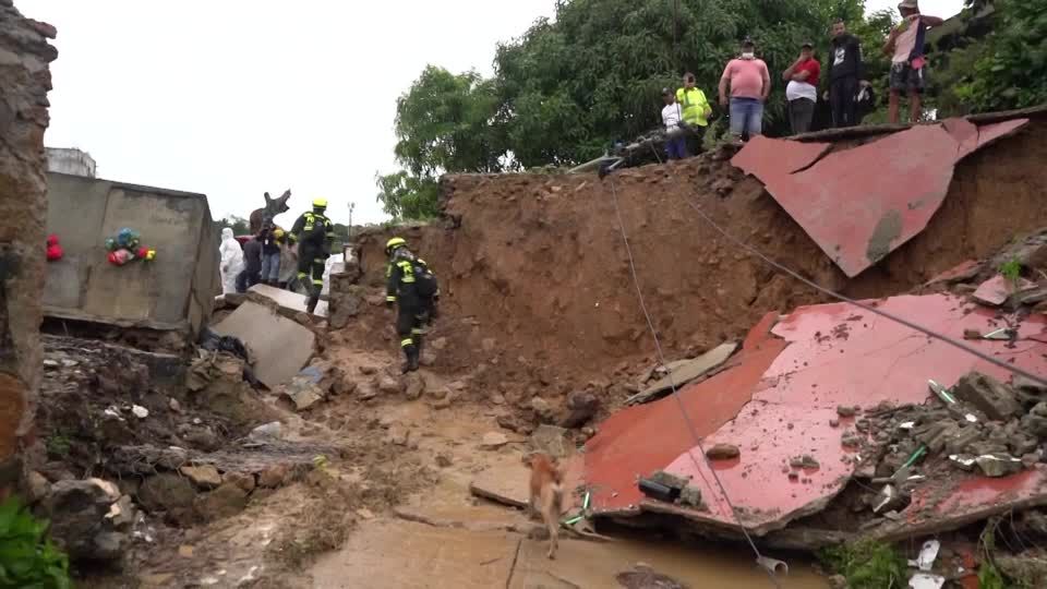 Video: Erdrutsch zerstört über 70 Häuser in Kolumbien Video: Erdrutsch zerstört über 70 Häuser in Kolumbien