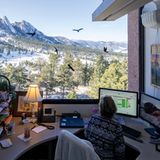 Dass sie nicht in der Stadt ihr Büro haben, sollten auch die Mitarbeiter in ihrem Alltag merken. Pei gruppierte Labor- und Büroräumen und versetzte sie in ihrer Ausrichtung, um Nischen und halbversteckte Eingänge zu schaffen. Dann teilte er jeden Raum erneut, um den Blick auf die Berge zu öffnen. 