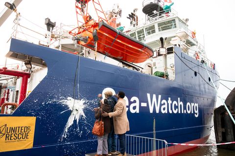Die Taufe der "Sea-Watch 5" in Hamburg