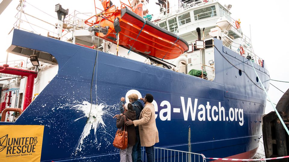 Die Taufe der "Sea-Watch 5" in Hamburg