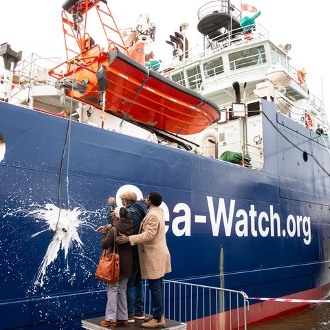 Die Taufe der "Sea-Watch 5" in Hamburg