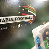 Noch ein kurzer Blick auf die Verpackung: International firmiert das Ideas Set #045 unter dem Namen "Table Football". Welchen Stellenwert das Thema Diversität in diesem Set einnimmt, unterstreicht Lego mit dem farbenfrohen LQBTQ+ Logo.