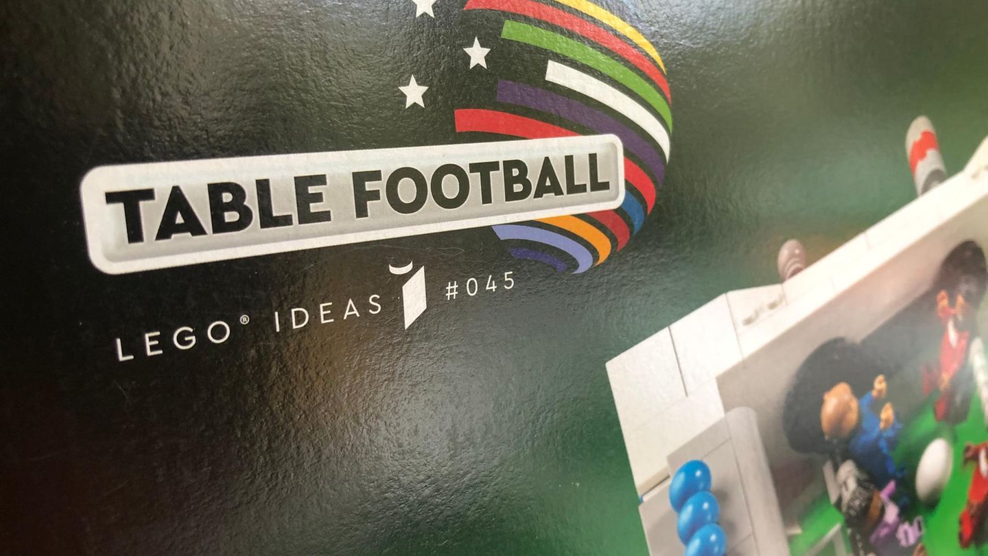 Noch ein kurzer Blick auf die Verpackung: International firmiert das Ideas Set #045 unter dem Namen "Table Football". Welchen Stellenwert das Thema Diversität in diesem Set einnimmt, unterstreicht Lego mit dem farbenfrohen LQBTQ+ Logo.