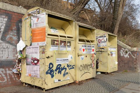 Gelbe Altkleider-Container in Berlin