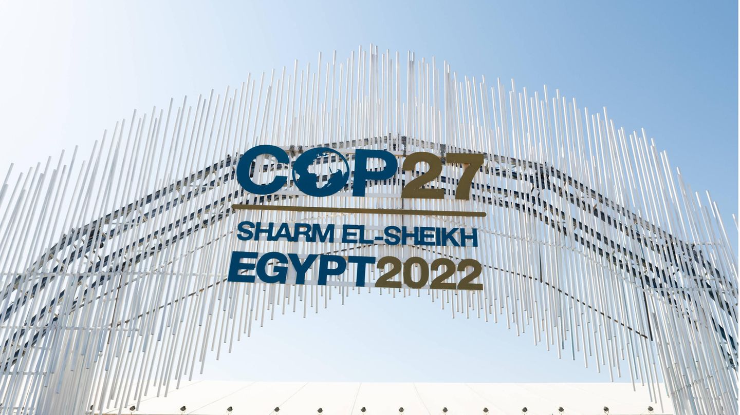 Schild auf dem Steht: Cop27 - Sharm El-Sheikh Egypt 2022