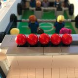 Einer der wenigen Schwachpunkte, die den Spielspaß trüben: Die Spielstand-Anzeige wurde über Achs-Konnektoren gelöst, die auf einer Achse hin- und hergeschoben werden. Vor allem für Kinderhände ein Ding der Unmöglichkeit.