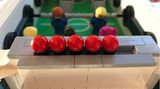 Einer der wenigen Schwachpunkte, die den Spielspaß trüben: Die Spielstand-Anzeige wurde über Achs-Konnektoren gelöst, die auf einer Achse hin- und hergeschoben werden. Vor allem für Kinderhände ein Ding der Unmöglichkeit.