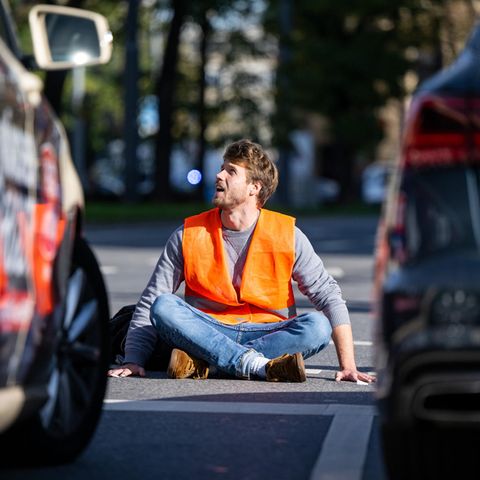 Klimaaktivist klebt sich an Straße