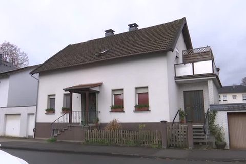 Video: Attendorn: Kleines Mädchen jahrelang von Familie festgehalten