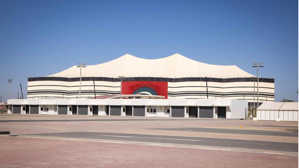 Das Al Bayt-Stadion liegt bei Al Khor, 35 Kilometer nördlich von Doha. Hier spielt die DFB-Elf ihre Gruppenspiele gegen Spanien (27.11.) sowie gegen Costa Rica (1.12.)  Kapazität: 60.000  Eröffnung: 2020  Spiele: Hier findet das WM-Eröffnungsspiel statt sowie fünf Gruppenspiele und jeweils ein Achtel-, Viertel- und Halbfinale.
