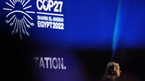 UN-Generalsekrezät António Guterres spricht während der Weltkimakonferenz in Sharm el-Sheikh . Während Politiker über das Weltklima diskutieren, sitzen viele ägyptische Klimaaktivisten im Gefängnis. 