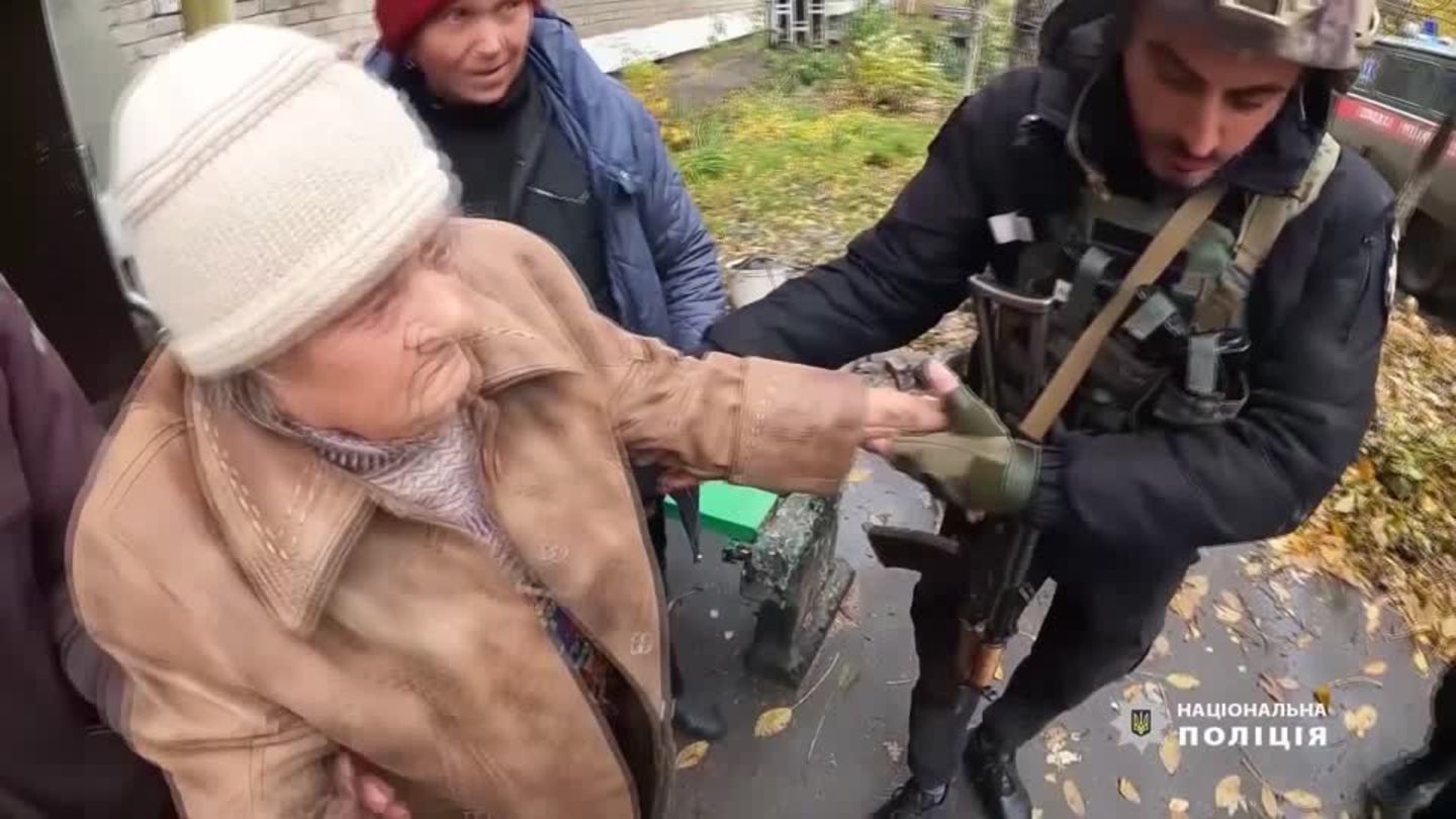 Ukraine: Police evacuate residents in Bakhmut (video)