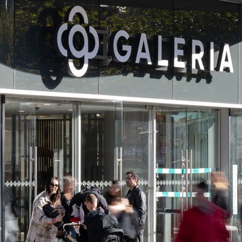Das Logo von Galeria an der Schaufensterfront an der Hauptwache in Frankfurt