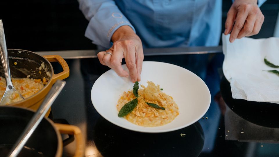 Starköchin aus Hamburg: Cornelia Poletto richtet ihr Kürbisrisotto an Cornelia Poletto richtet ihr Kürbisrisotto an