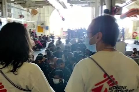 Video: Tauziehen um Flüchtlinge auf Sizilien