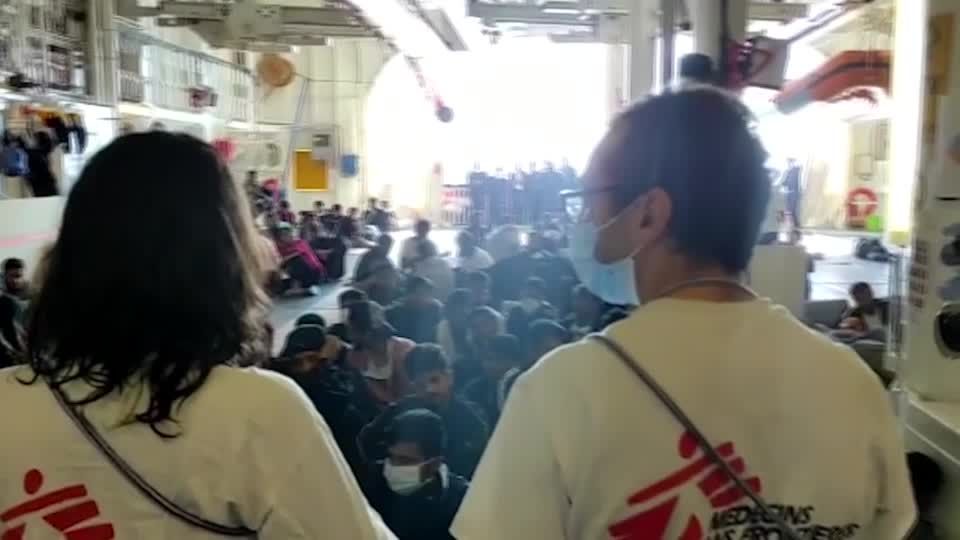 Video: Tauziehen um Flüchtlinge auf Sizilien