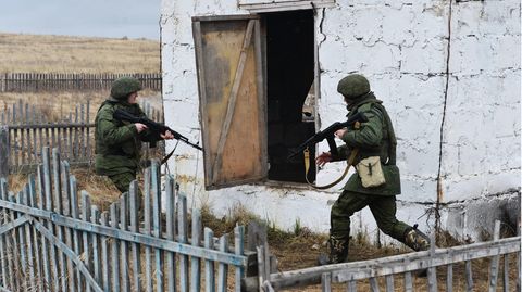 Russland, Swerdlowsk: Mobilisierte Soldaten übern für das Staatsfernsehen den Ernstfall.