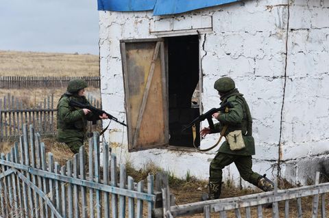 Russland, Swerdlowsk: Mobilisierte Soldaten übern für das Staatsfernsehen den Ernstfall.