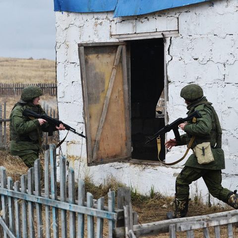 Russland, Swerdlowsk: Mobilisierte Soldaten übern für das Staatsfernsehen den Ernstfall.