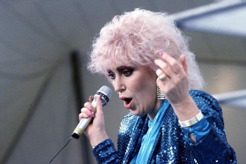 Dusty Springfield im blauen Pailletten-Blazer