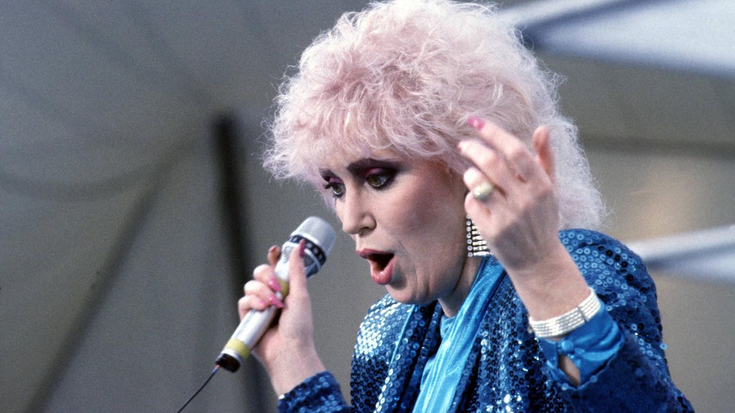 Dusty Springfield im blauen Pailletten-Blazer