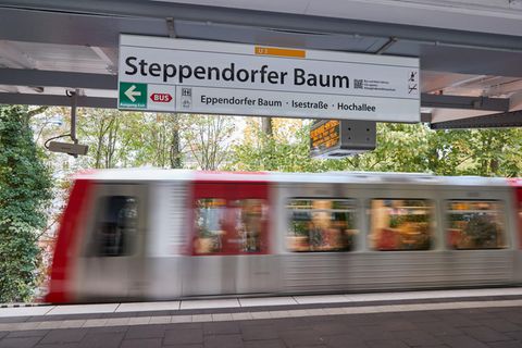 Überklebtes Schild an einer Hamburger U-Bahn-Haltestelle, auf dem "Steppendorfer Baum" steht