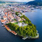 Luftaufnahme der norwegischen Küstenstadt Bergen.