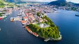 Luftaufnahme der norwegischen Küstenstadt Bergen.
