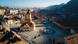 Platz 4: Brasov, Rumänien  Mitten in den rumänischen Kapaten befindet sich die beschauliche Stadt Brasov. Die historische Altstadt und die geschichtsträchtigen Sehenswürdigkeiten zeigen Urlaubern das Rumänien vergangener Tage. Bei durchschnittlich acht Regentagen pro Monat manchmal eben auch bei Regen. 